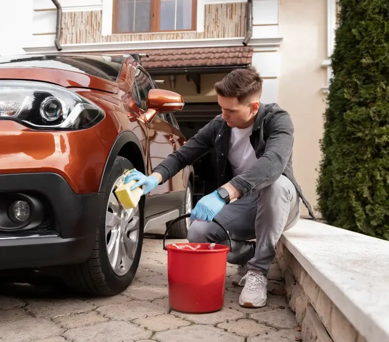 Lavage auto à domicile L'Aiguillon-la-Presqu'île : professionnel intervenant sur un véhicule